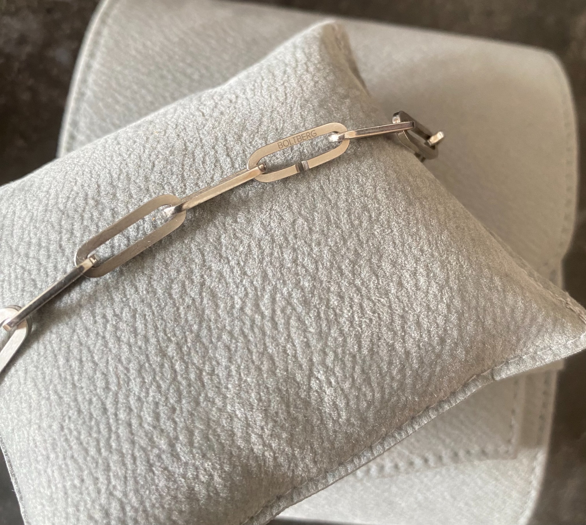 BOLTBERG AXIOM Armband aus Platin 950 auf einer hellen Schatulle